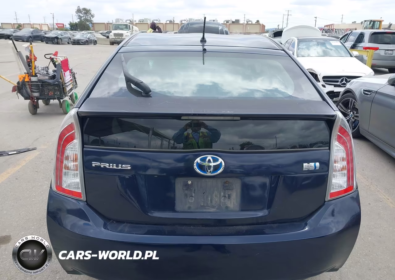 2015 Toyota Prius Two VIN:JTDKN3DU3F2003111 - 16