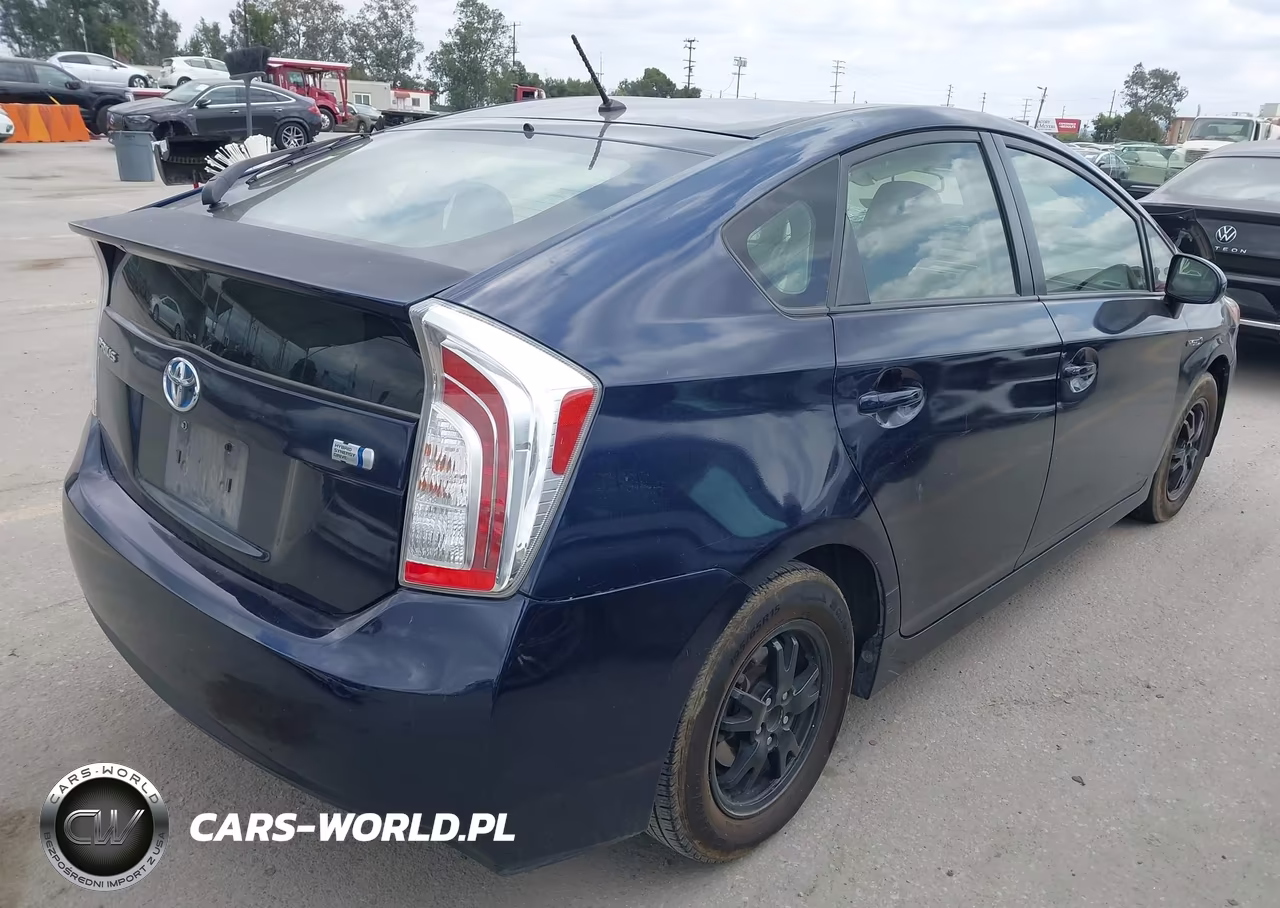 2015 Toyota Prius Two VIN:JTDKN3DU3F2003111 - 4