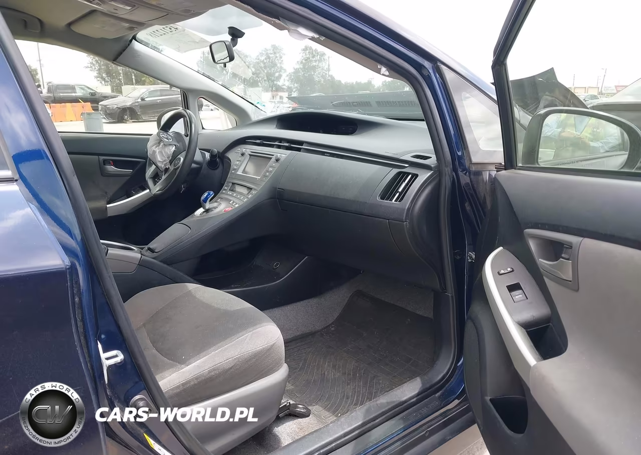 2015 Toyota Prius Two VIN:JTDKN3DU3F2003111 - 5