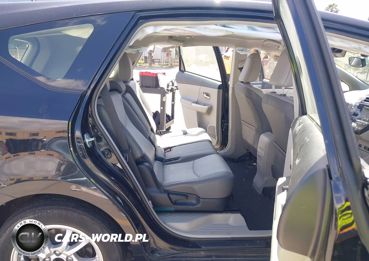 2017 Toyota Prius V Four VIN:JTDZN3EU3HJ060608 - 8
