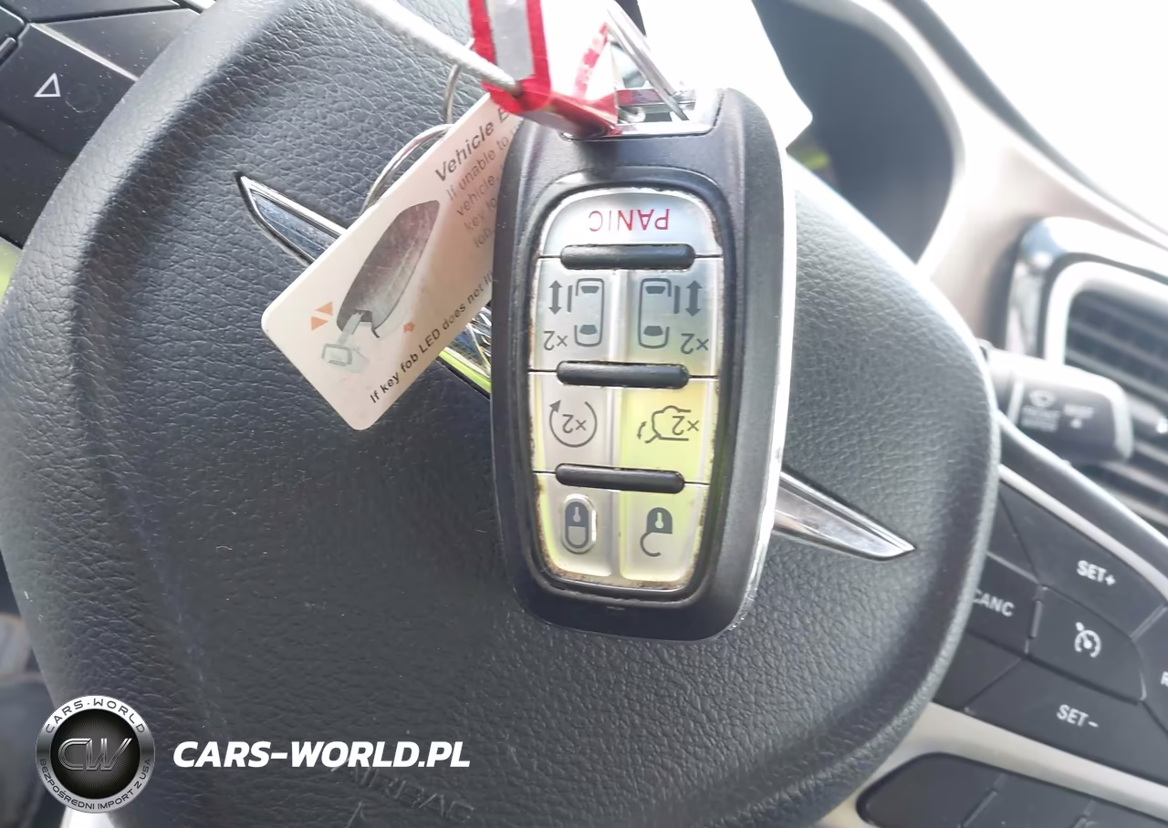 2018 Chrysler Pacifica Hybrid Touring L VIN:2C4RC1L79JR236831 - 11