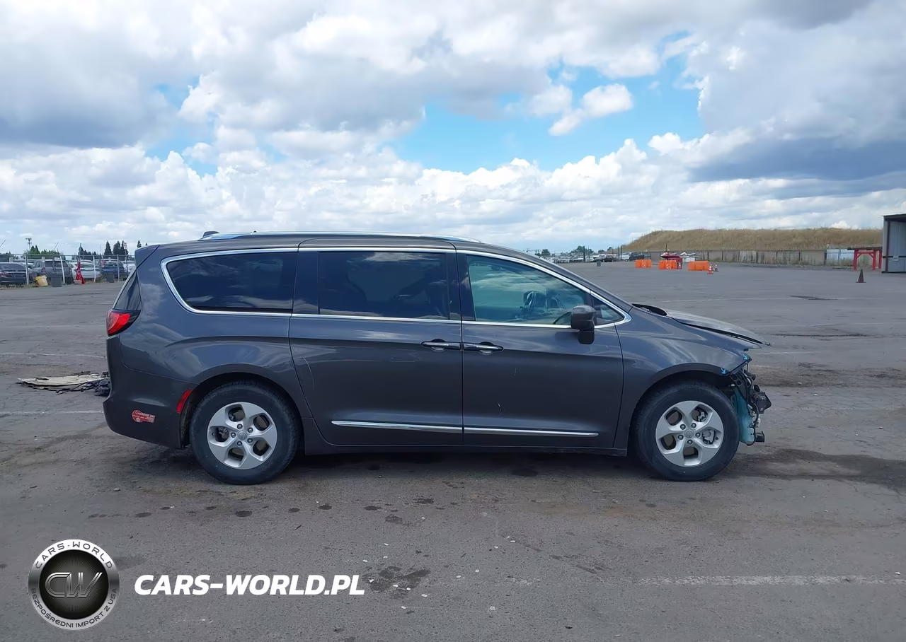 2018 Chrysler Pacifica Hybrid Touring L VIN:2C4RC1L79JR236831 - 14