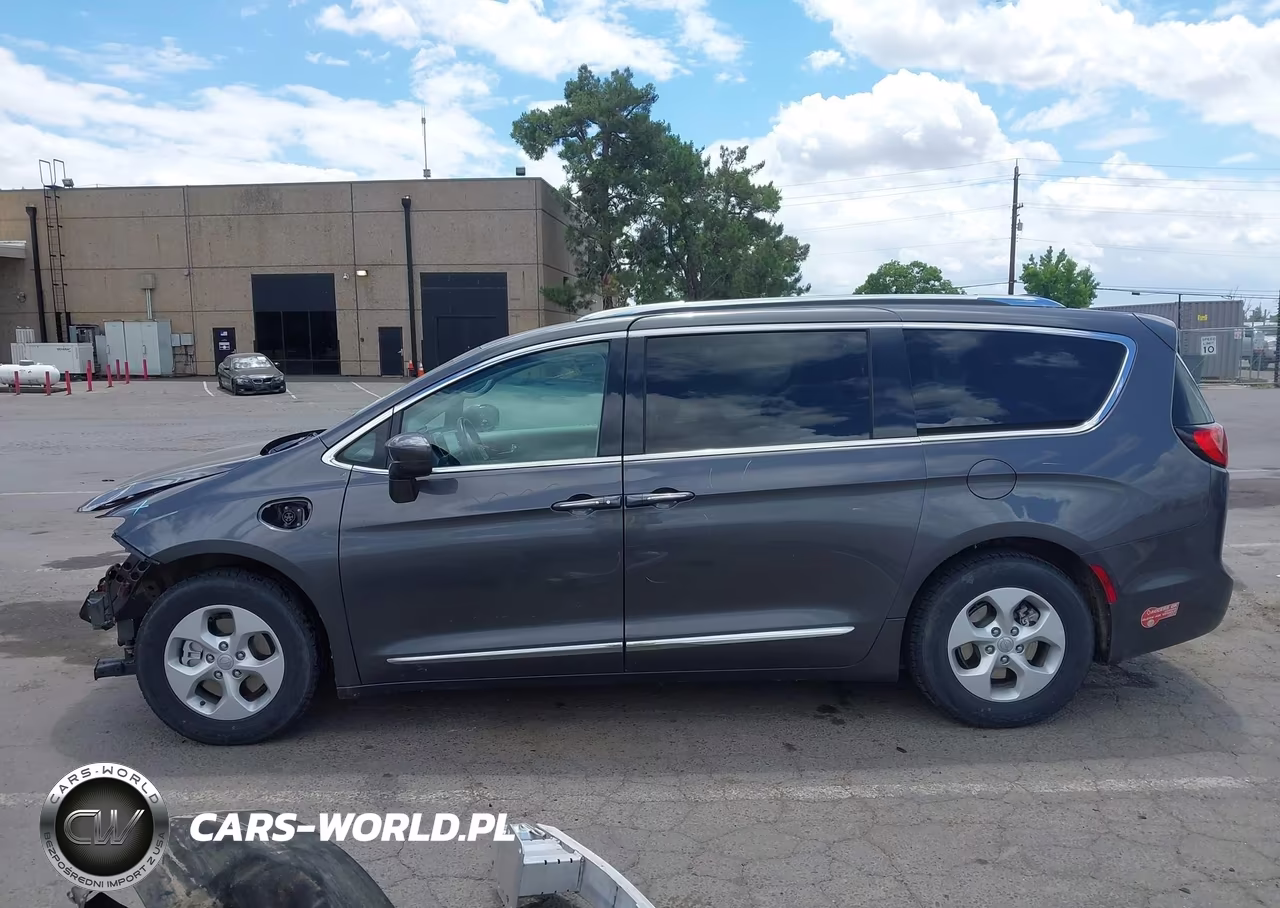 2018 Chrysler Pacifica Hybrid Touring L VIN:2C4RC1L79JR236831 - 15