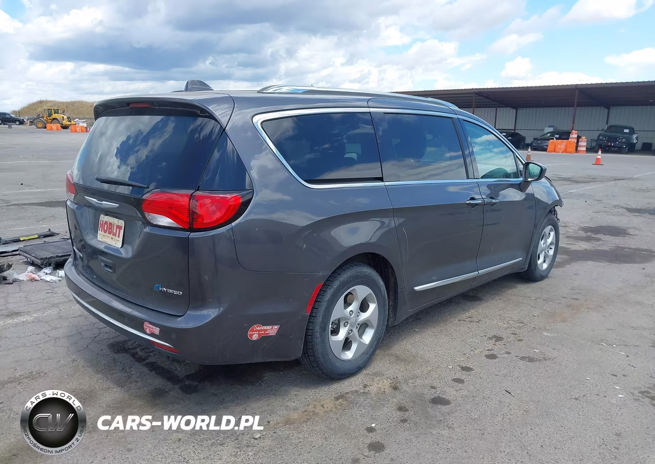 2018 Chrysler Pacifica Hybrid Touring L VIN:2C4RC1L79JR236831 - 4