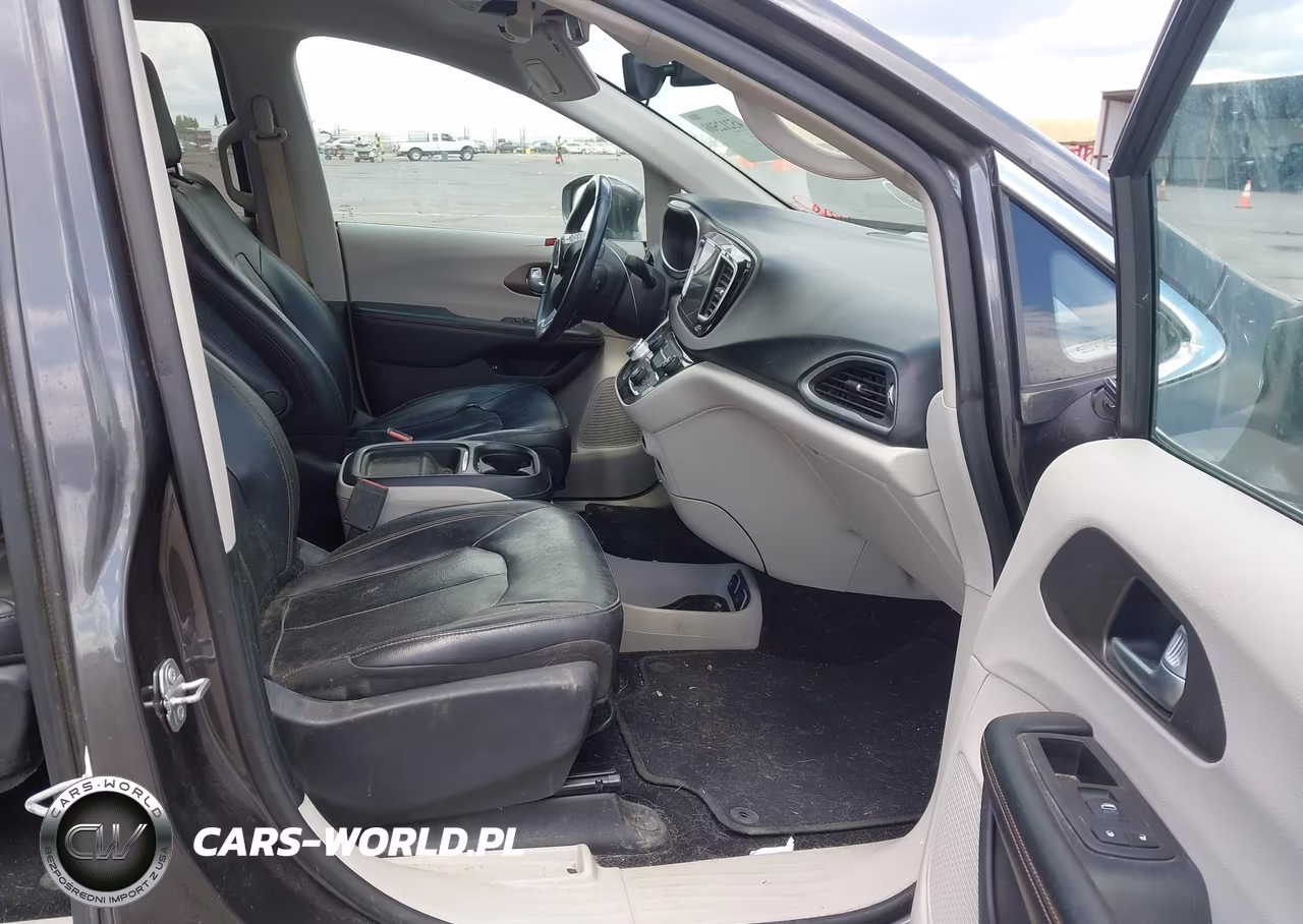 2018 Chrysler Pacifica Hybrid Touring L VIN:2C4RC1L79JR236831 - 5