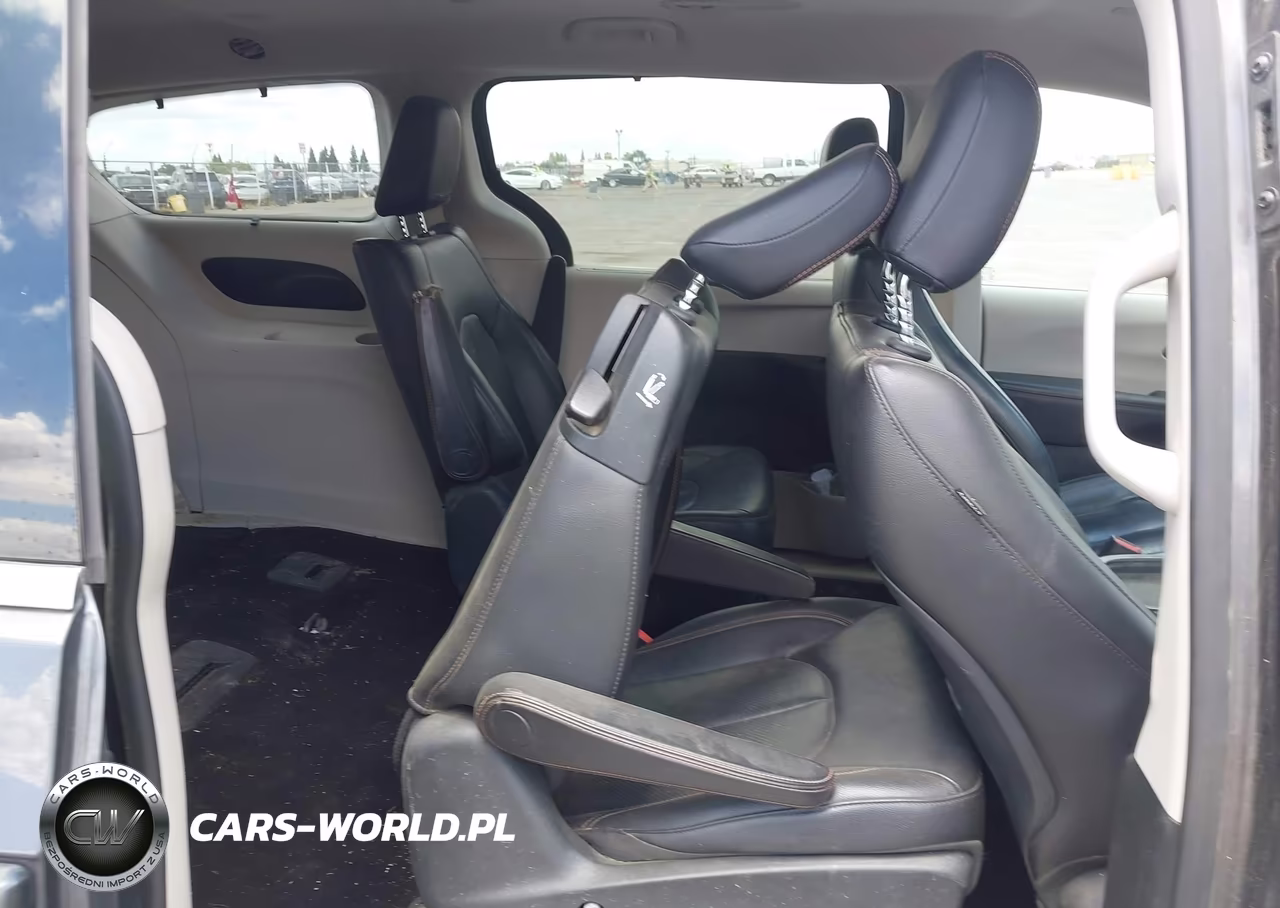 2018 Chrysler Pacifica Hybrid Touring L VIN:2C4RC1L79JR236831 - 8