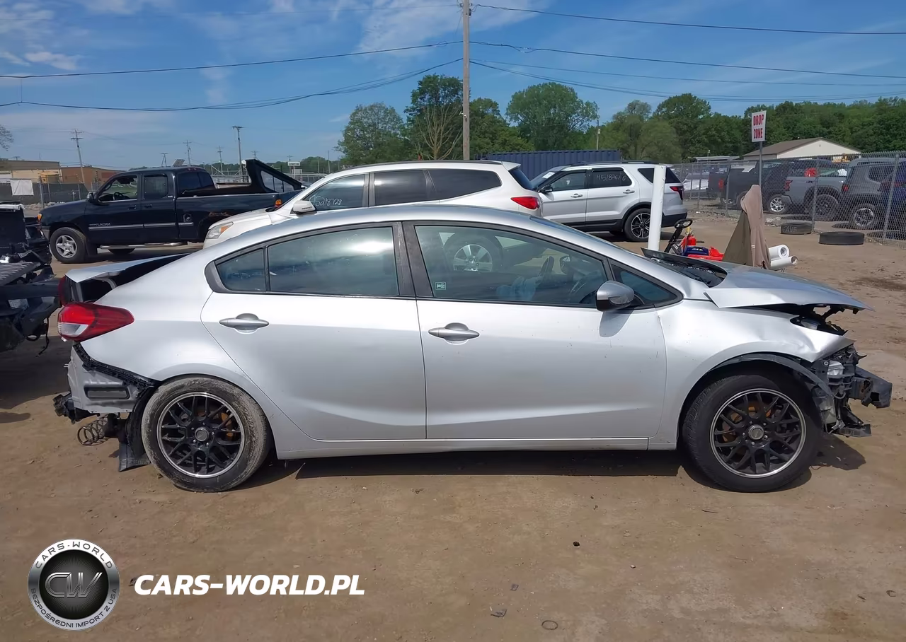 2018 Kia Forte Lx VIN:3KPFK4A74JE226106 - 12