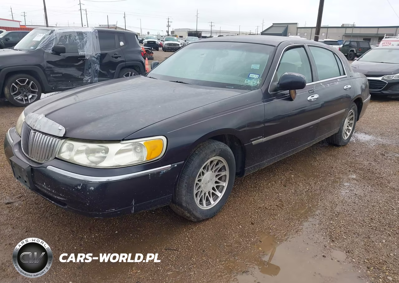 2000 Lincoln Town Car Signature VIN:1LNHM82W8YY923617 - 2