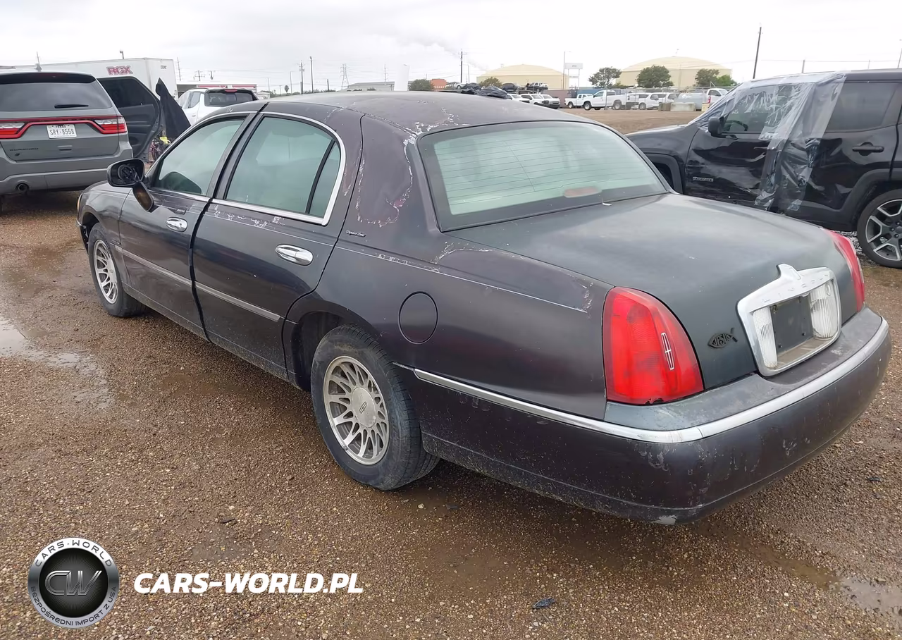 2000 Lincoln Town Car Signature VIN:1LNHM82W8YY923617 - 3