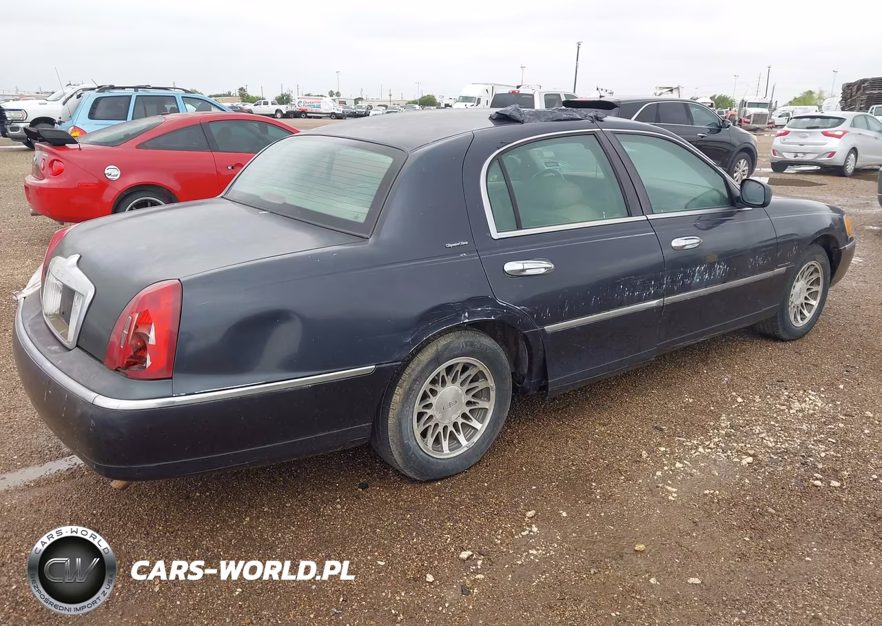 2000 Lincoln Town Car Signature VIN:1LNHM82W8YY923617 - 4