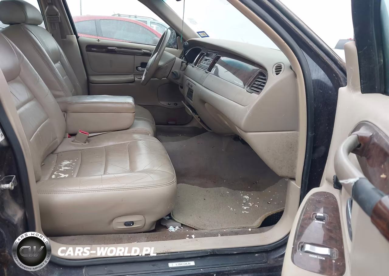 2000 Lincoln Town Car Signature VIN:1LNHM82W8YY923617 - 5