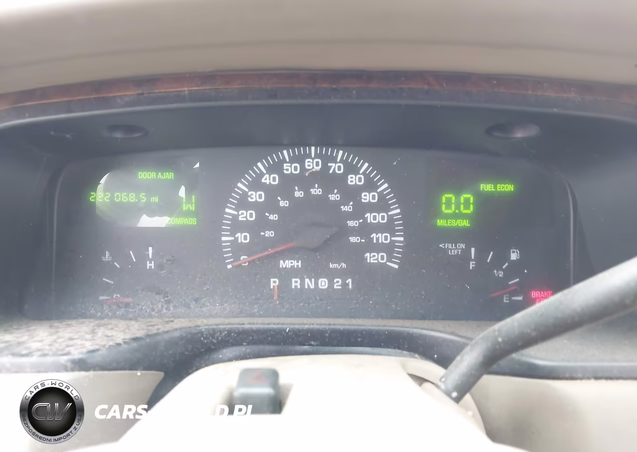 2000 Lincoln Town Car Signature VIN:1LNHM82W8YY923617 - 7