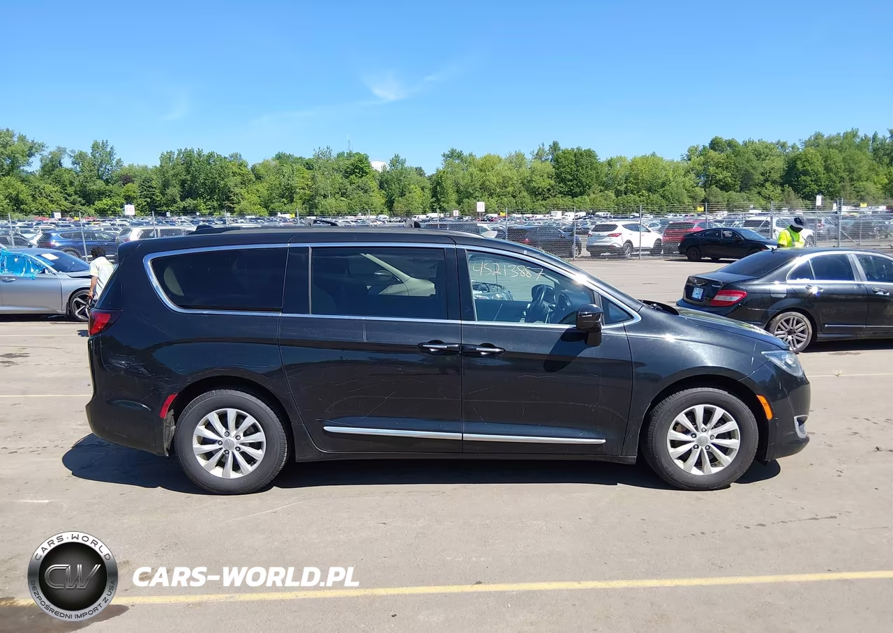 2017 Chrysler Pacifica Touring-L VIN:2C4RC1BGXHR598324 - 13