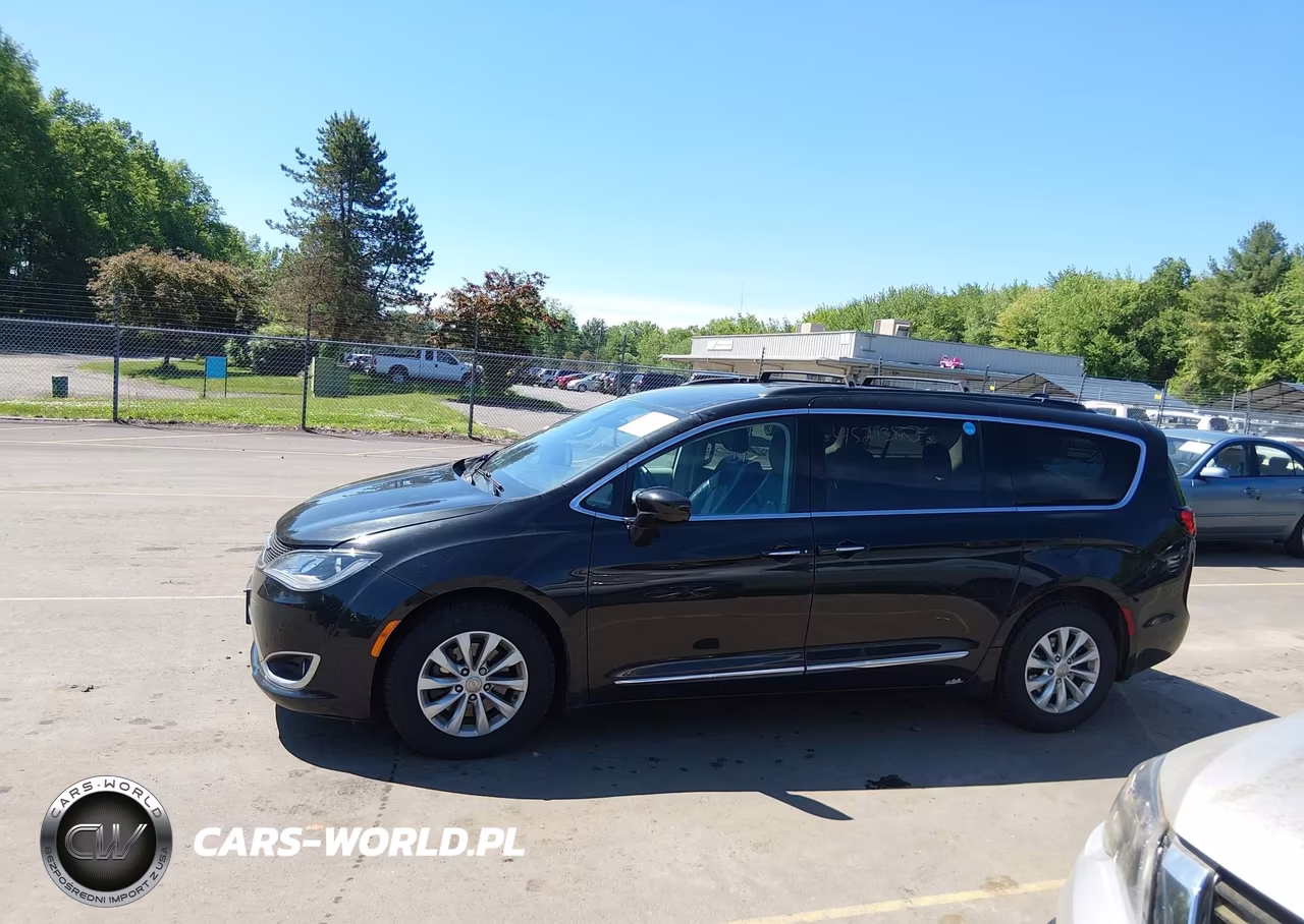 2017 Chrysler Pacifica Touring-L VIN:2C4RC1BGXHR598324 - 14