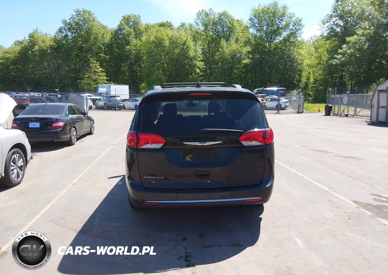 2017 Chrysler Pacifica Touring-L VIN:2C4RC1BGXHR598324 - 16