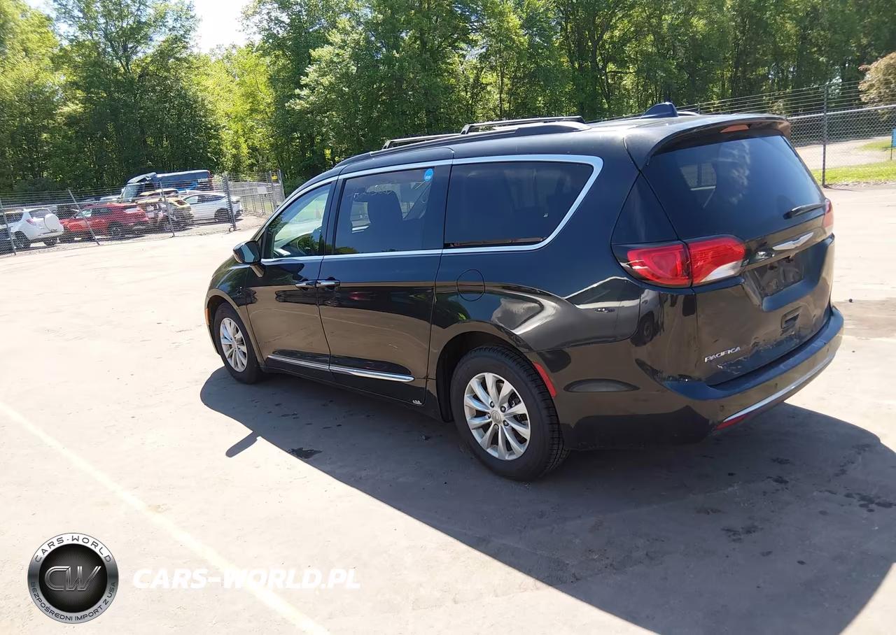 2017 Chrysler Pacifica Touring-L VIN:2C4RC1BGXHR598324 - 3