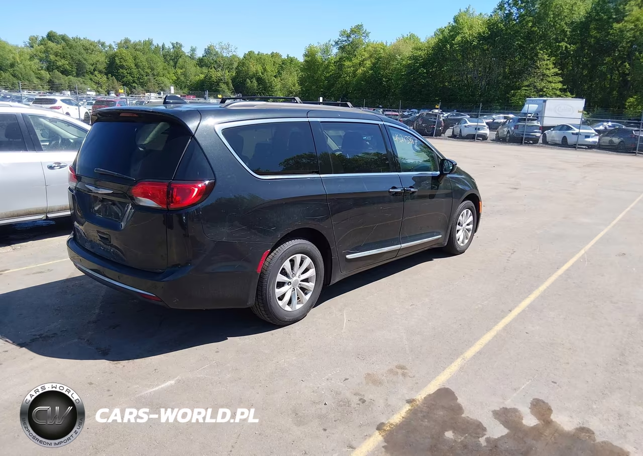 2017 Chrysler Pacifica Touring-L VIN:2C4RC1BGXHR598324 - 4