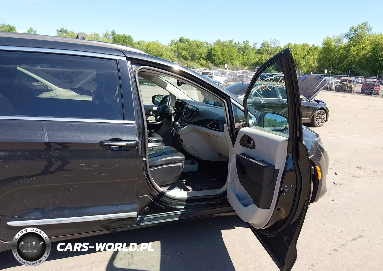 2017 Chrysler Pacifica Touring-L VIN:2C4RC1BGXHR598324 - 5
