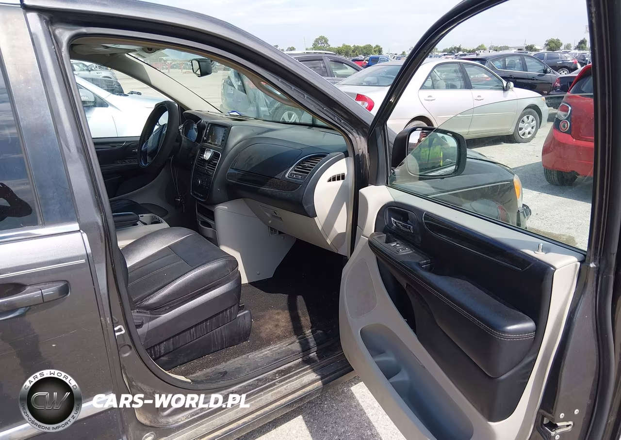 2016 Chrysler Town & Country Touring VIN:2C4RC1BG7GR213459 - 5