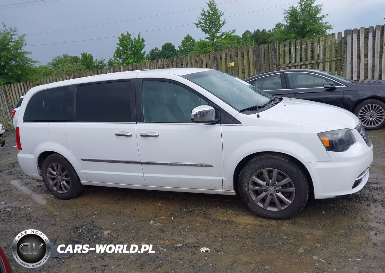 2015 Chrysler Town & Country S VIN:2C4RC1HG5FR590166 - 13