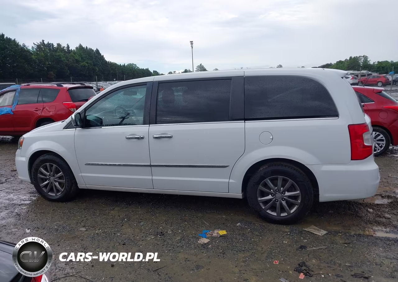 2015 Chrysler Town & Country S VIN:2C4RC1HG5FR590166 - 14
