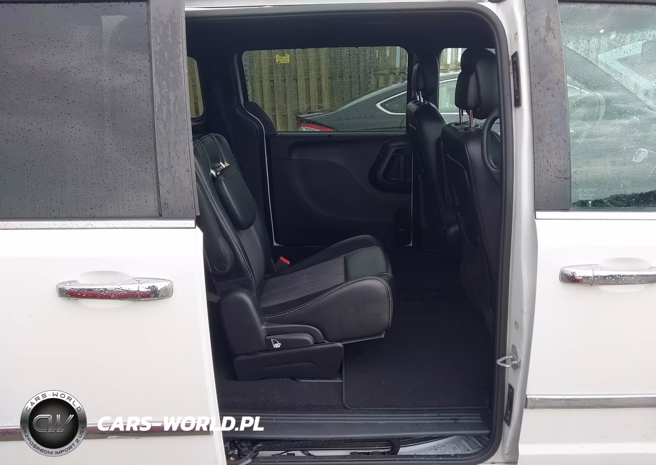 2015 Chrysler Town & Country S VIN:2C4RC1HG5FR590166 - 8