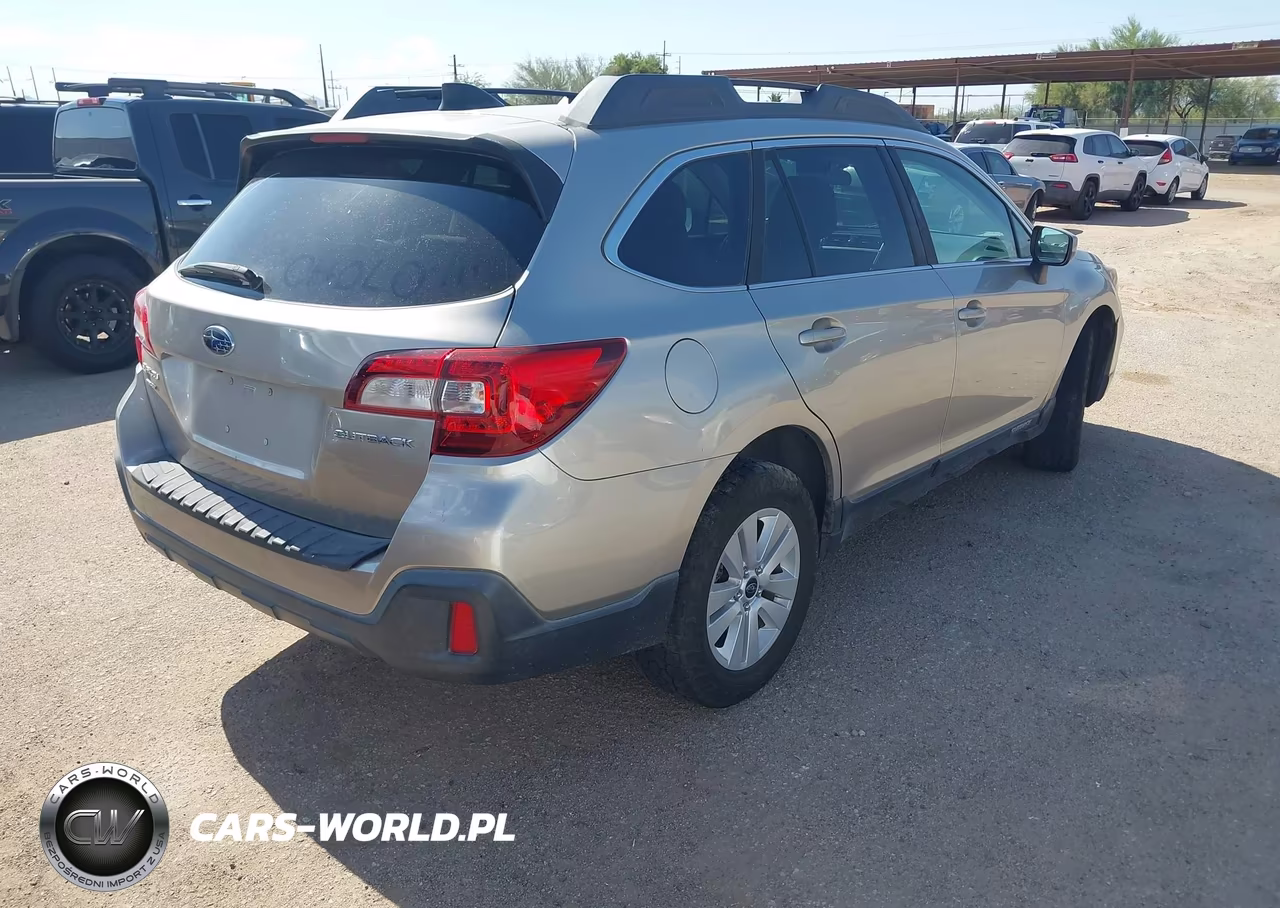 2018 Subaru Outback 2.5I Premium VIN:4S4BSACC4J3353609 - 4