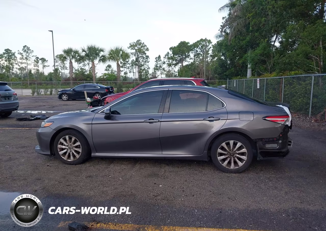 2019 Toyota Camry Le VIN:4T1B11HK1KU181103 - 14