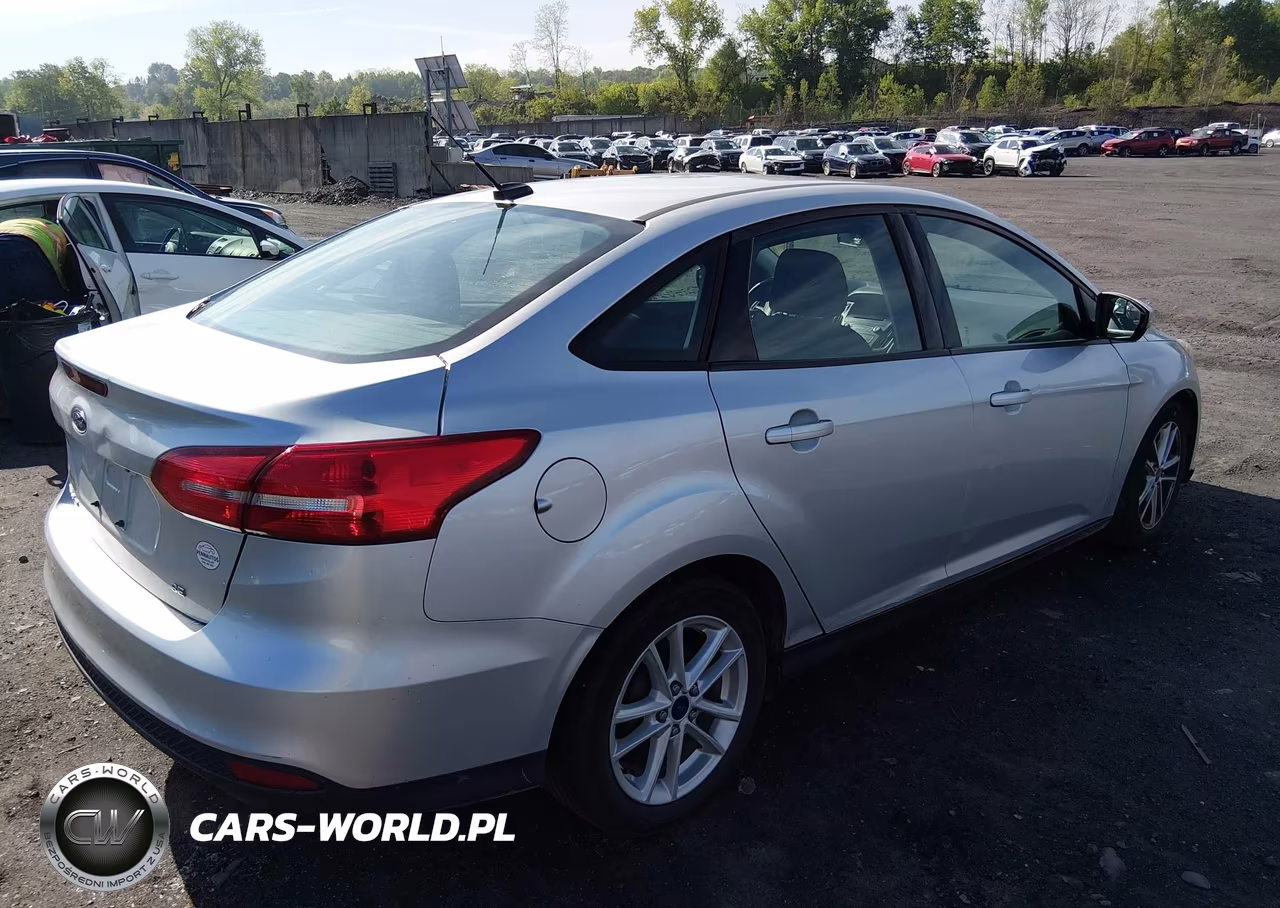 2016 Ford Focus Se VIN:1FADP3F24GL240917 - 4