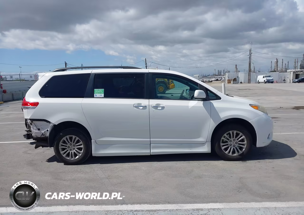 2011 Toyota Sienna VIN:5TDYK3DCXBS114168 - 13