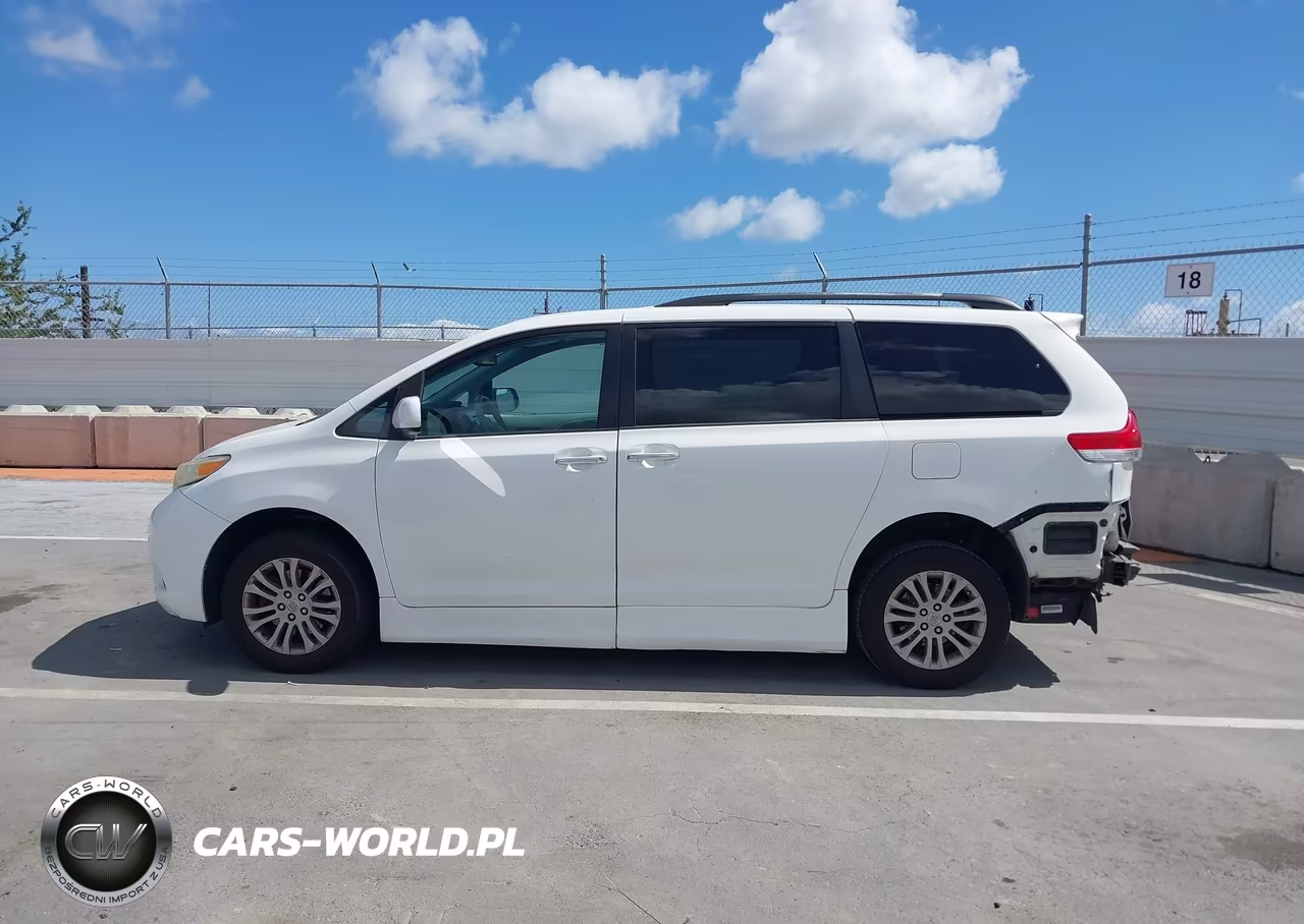 2011 Toyota Sienna VIN:5TDYK3DCXBS114168 - 14