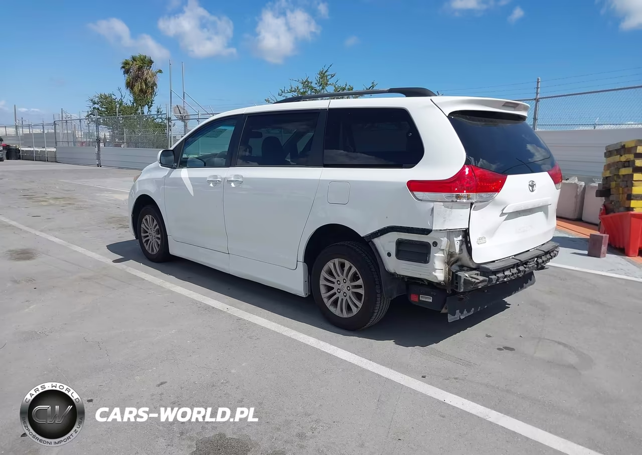 2011 Toyota Sienna VIN:5TDYK3DCXBS114168 - 3