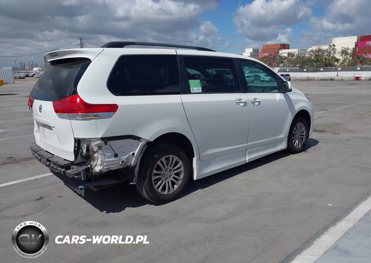 2011 Toyota Sienna VIN:5TDYK3DCXBS114168 - 4