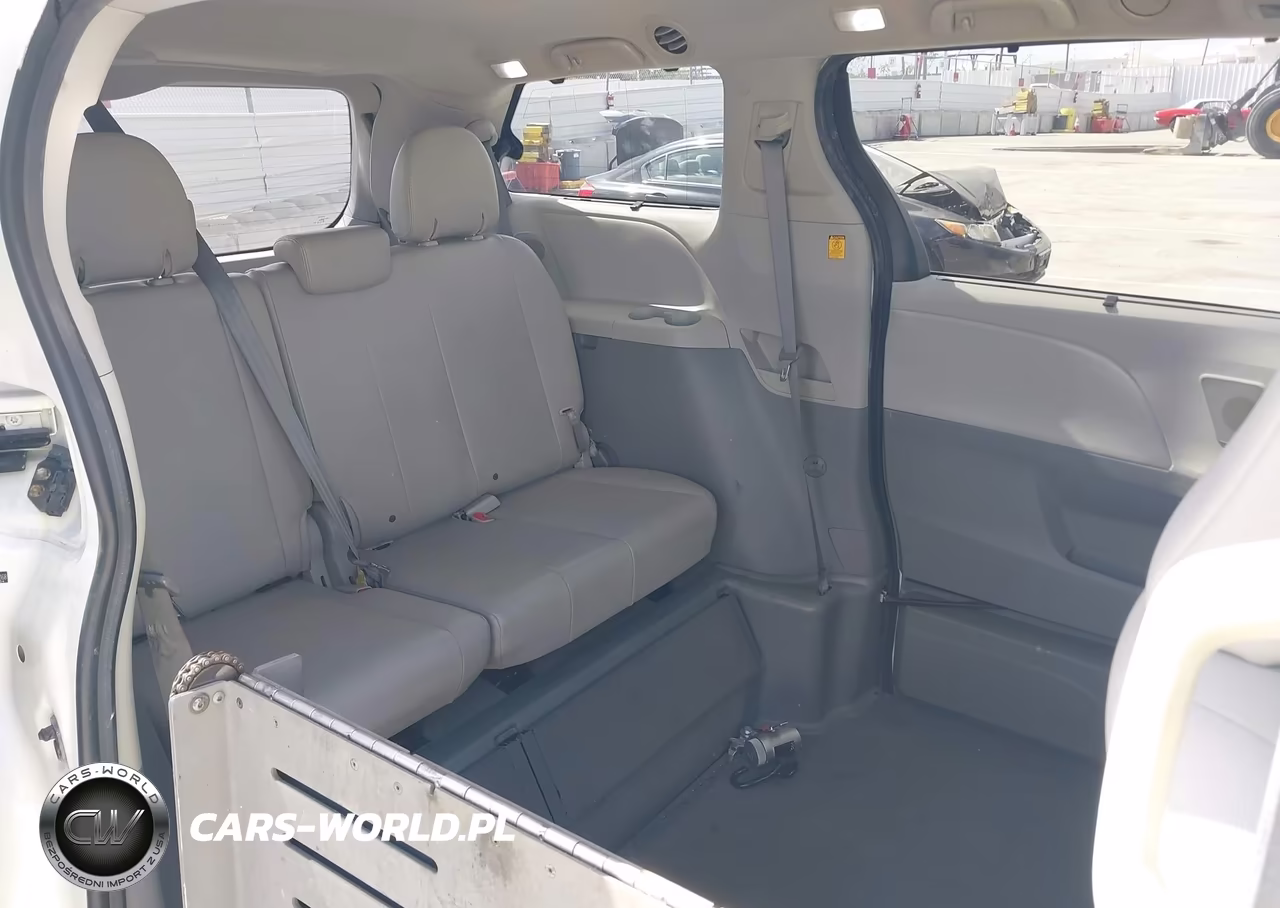 2011 Toyota Sienna VIN:5TDYK3DCXBS114168 - 8