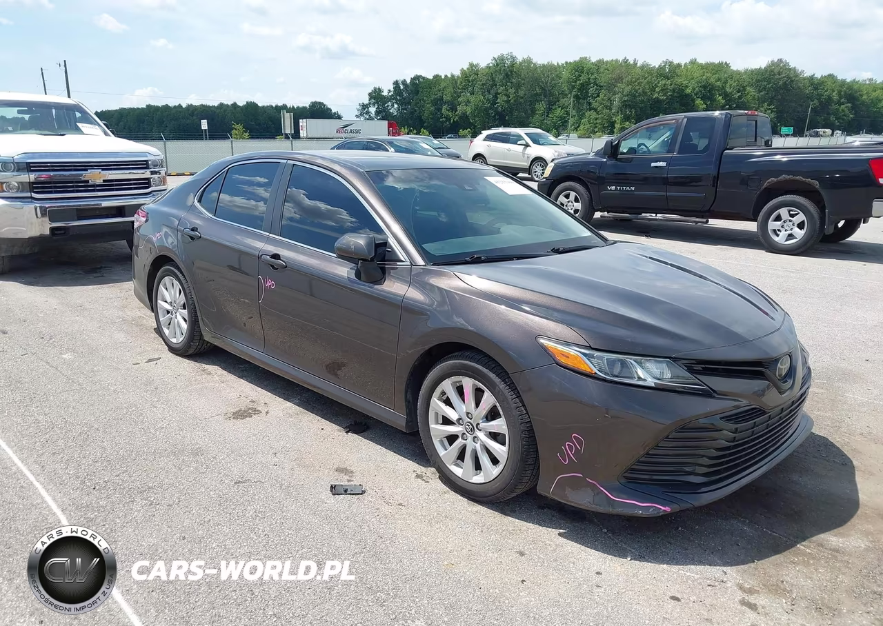 2018 Toyota Camry Le – zdjęcie 1 z 17