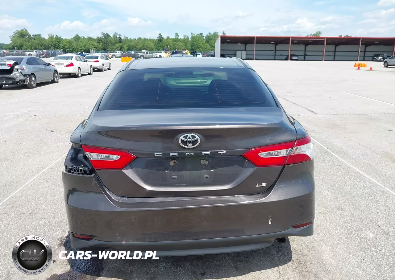 2018 Toyota Camry Le VIN:4T1B11HK3JU519485 - 17
