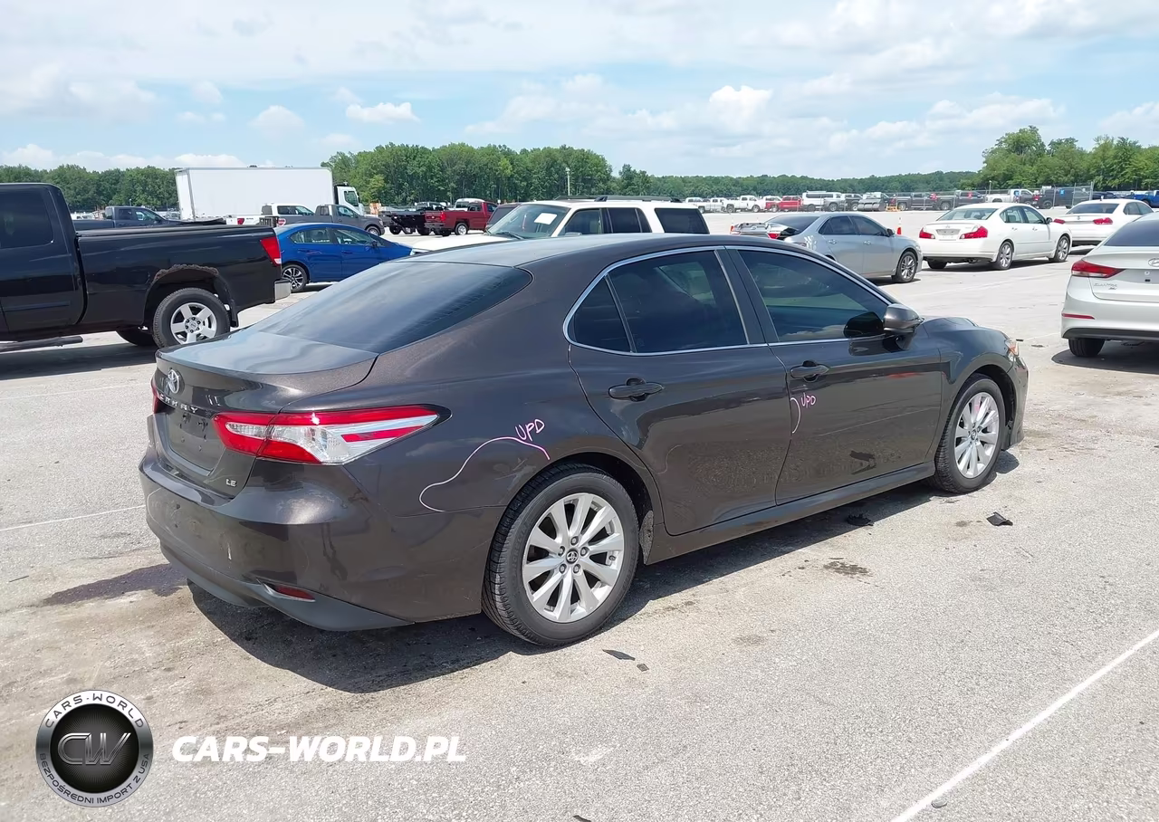 2018 Toyota Camry Le VIN:4T1B11HK3JU519485 - 4