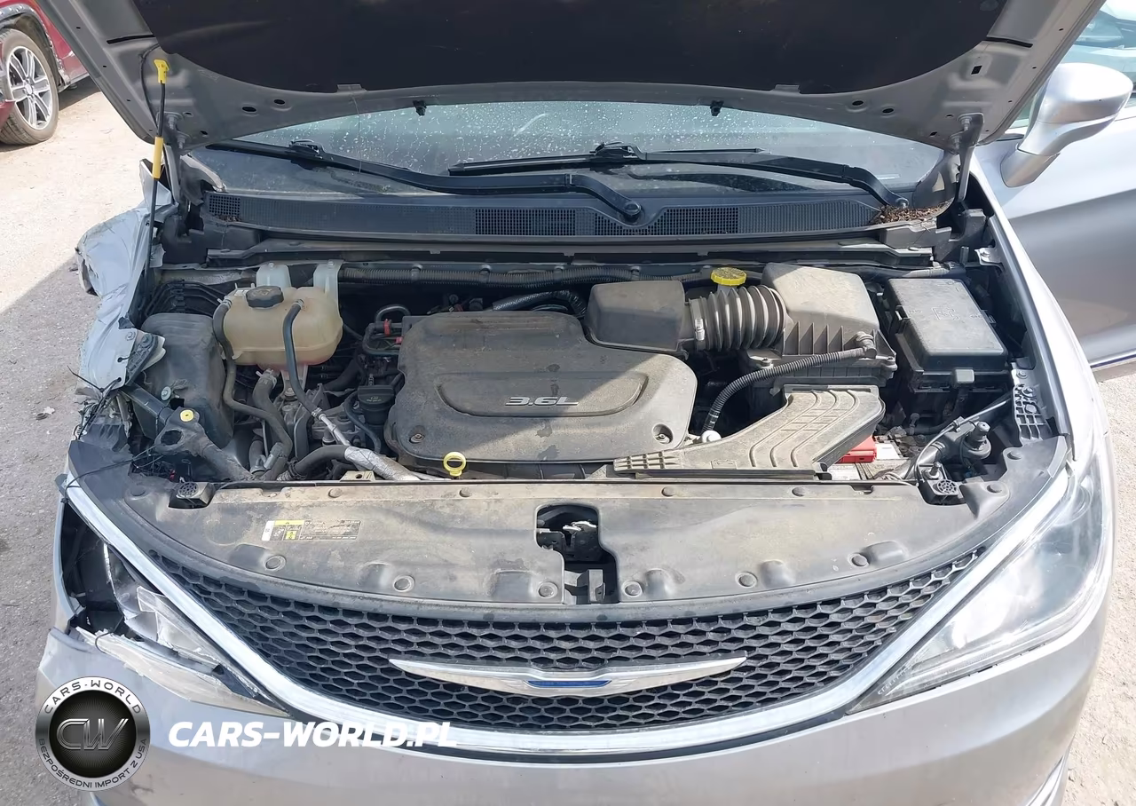 2018 Chrysler Pacifica Touring L VIN:2C4RC1BG3JR211585 - 10