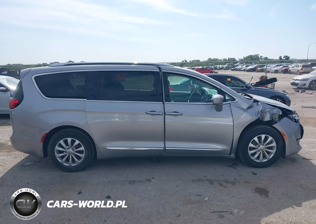 2018 Chrysler Pacifica Touring L VIN:2C4RC1BG3JR211585 - 13