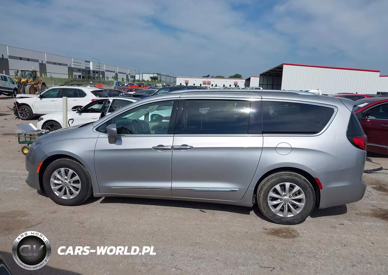 2018 Chrysler Pacifica Touring L VIN:2C4RC1BG3JR211585 - 14