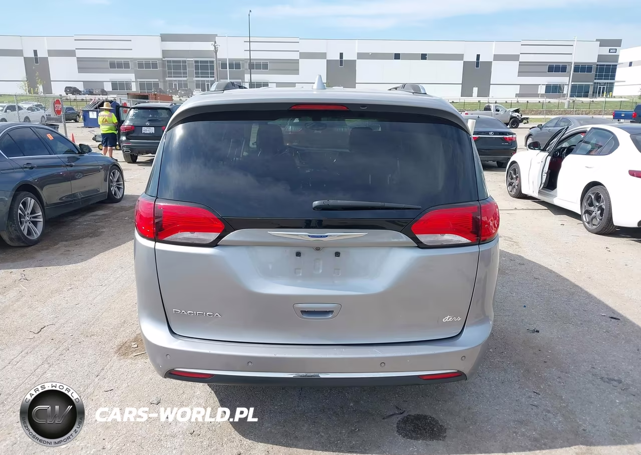 2018 Chrysler Pacifica Touring L VIN:2C4RC1BG3JR211585 - 16