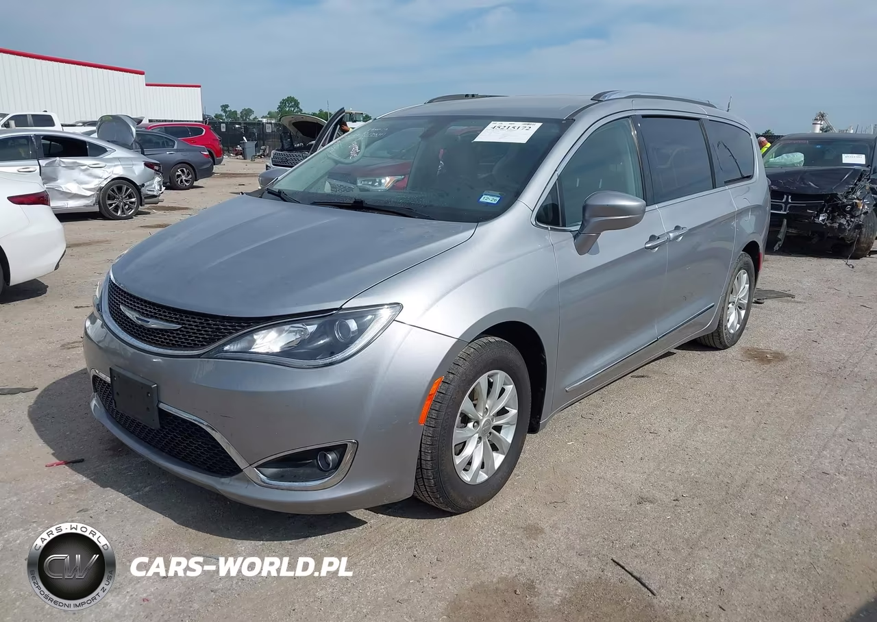 2018 Chrysler Pacifica Touring L VIN:2C4RC1BG3JR211585 - 2