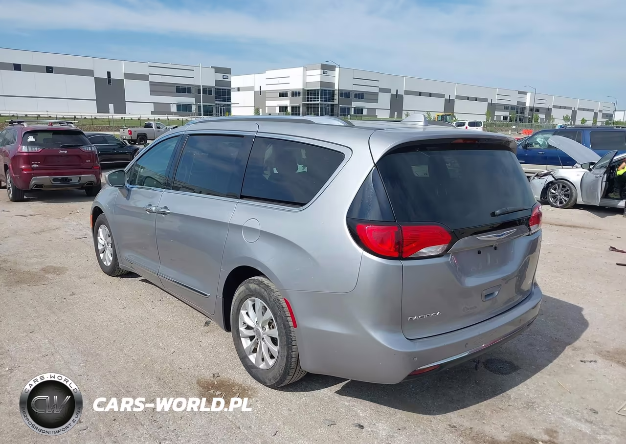 2018 Chrysler Pacifica Touring L VIN:2C4RC1BG3JR211585 - 3