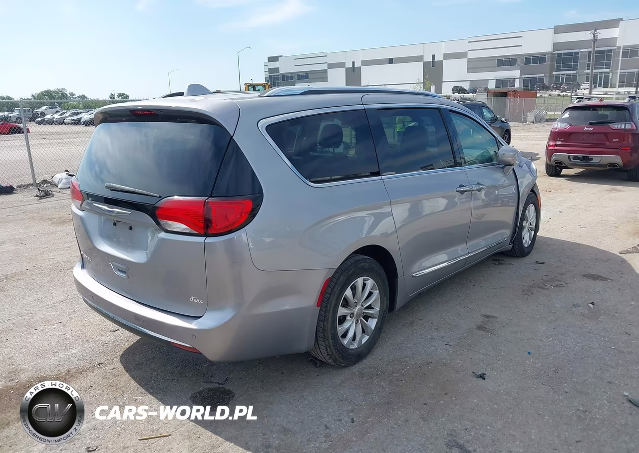 2018 Chrysler Pacifica Touring L VIN:2C4RC1BG3JR211585 - 4