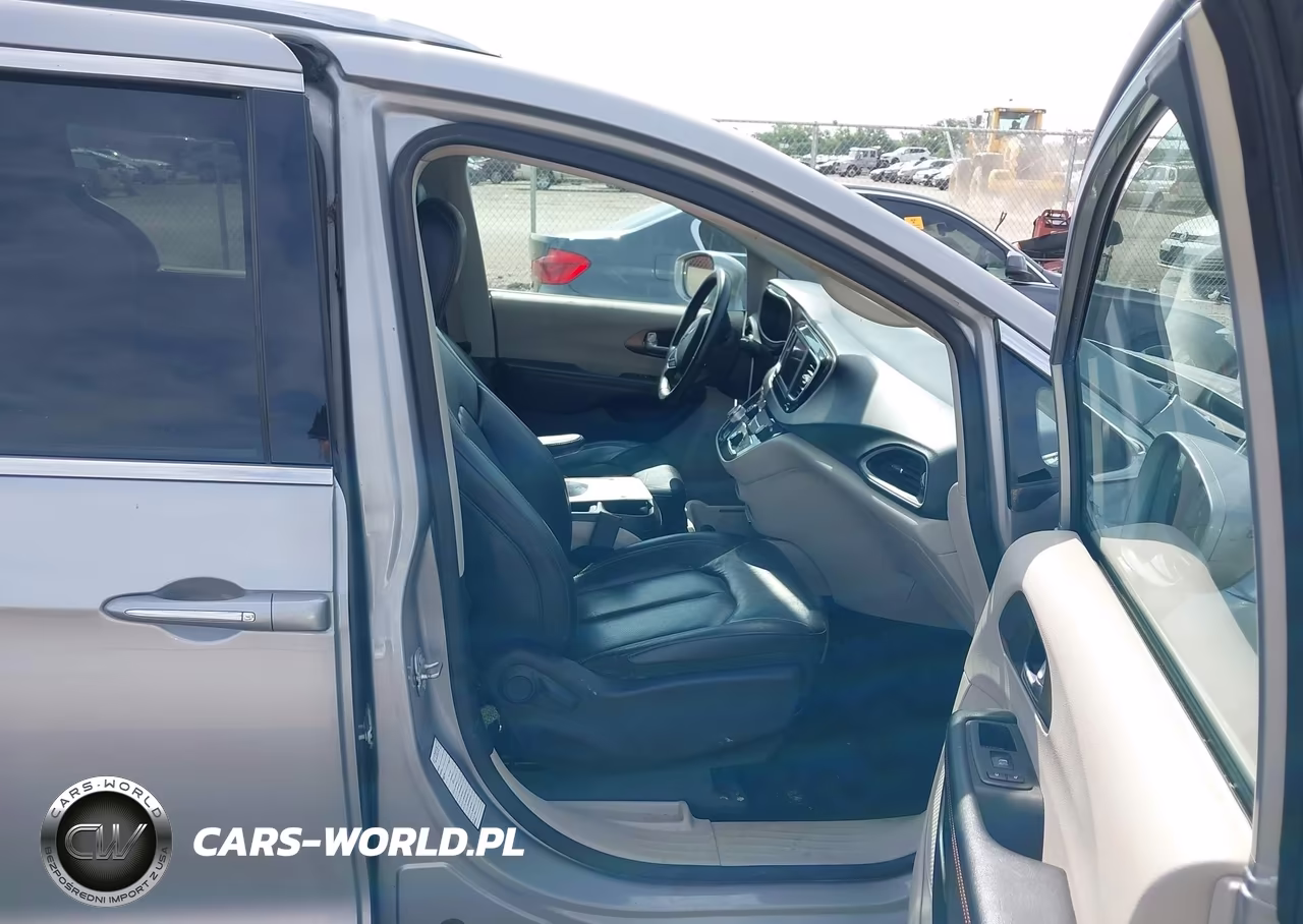 2018 Chrysler Pacifica Touring L VIN:2C4RC1BG3JR211585 - 5