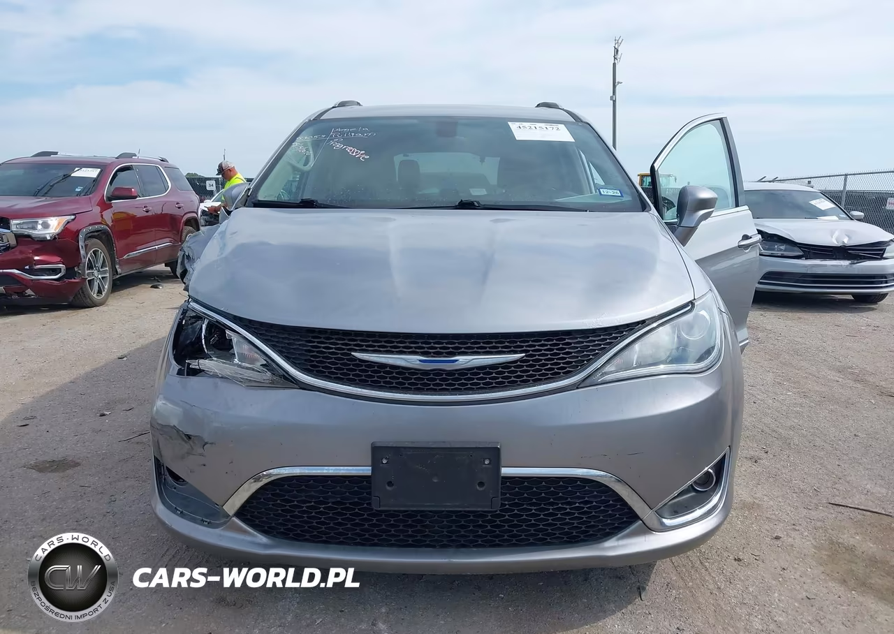 2018 Chrysler Pacifica Touring L VIN:2C4RC1BG3JR211585 - 6