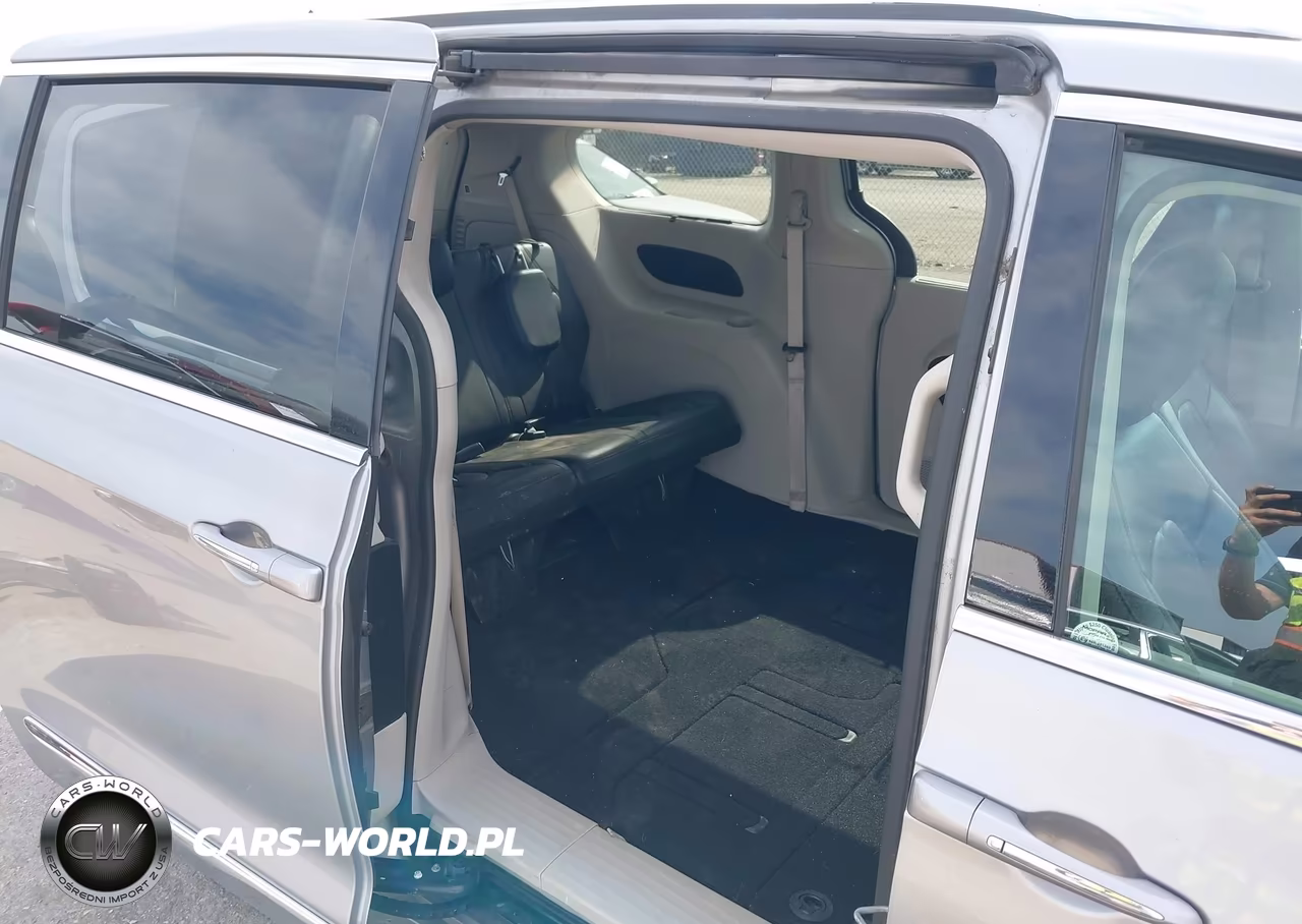 2018 Chrysler Pacifica Touring L VIN:2C4RC1BG3JR211585 - 8
