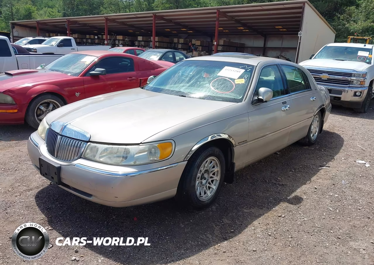 2000 Lincoln Town Car Signature VIN:1LNHM82W5YY928287 - 2