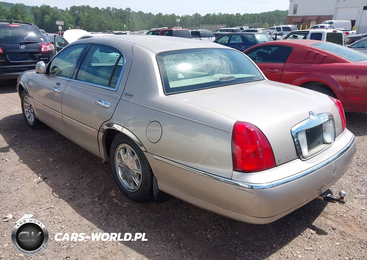 2000 Lincoln Town Car Signature VIN:1LNHM82W5YY928287 - 3