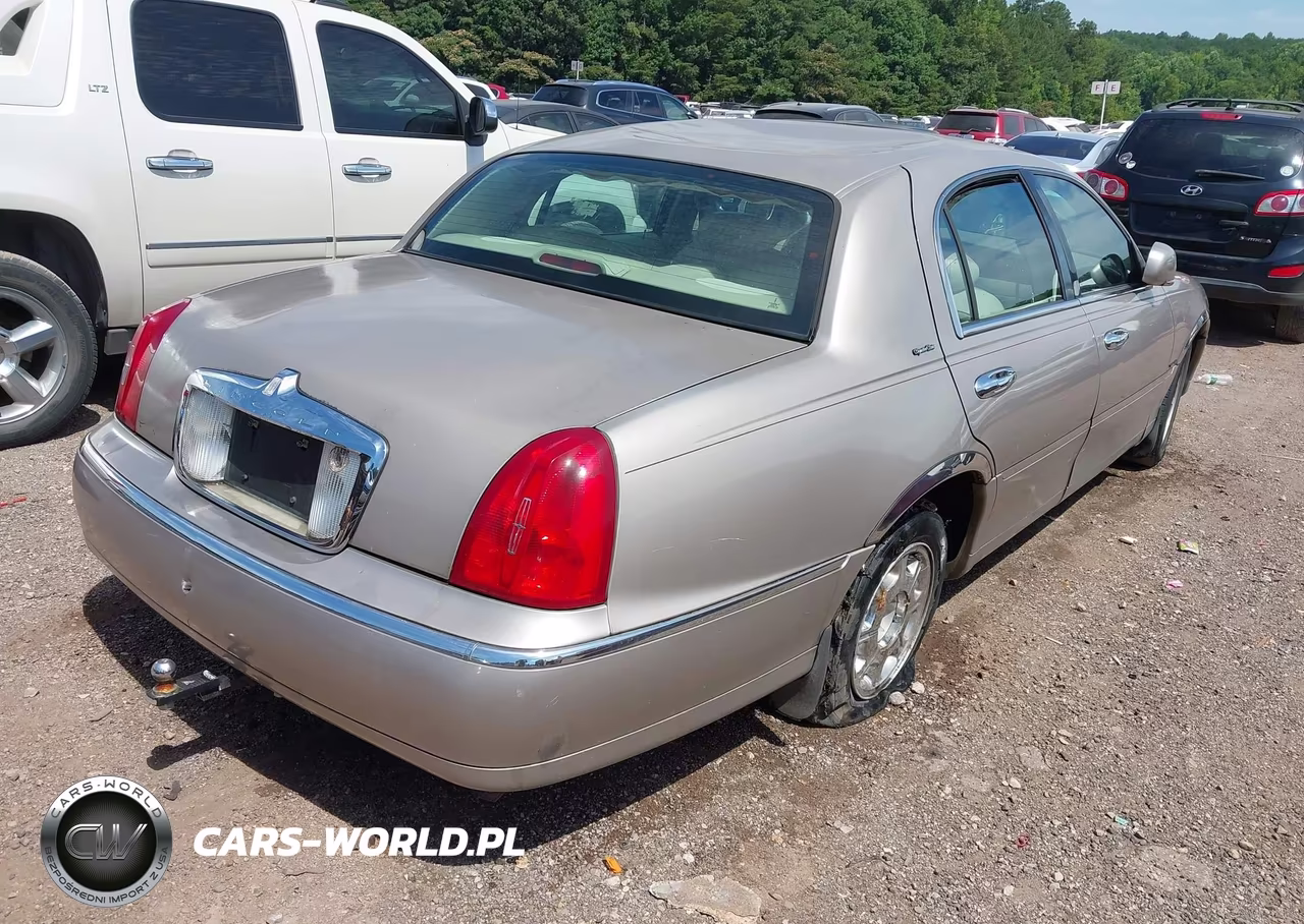 2000 Lincoln Town Car Signature VIN:1LNHM82W5YY928287 - 4